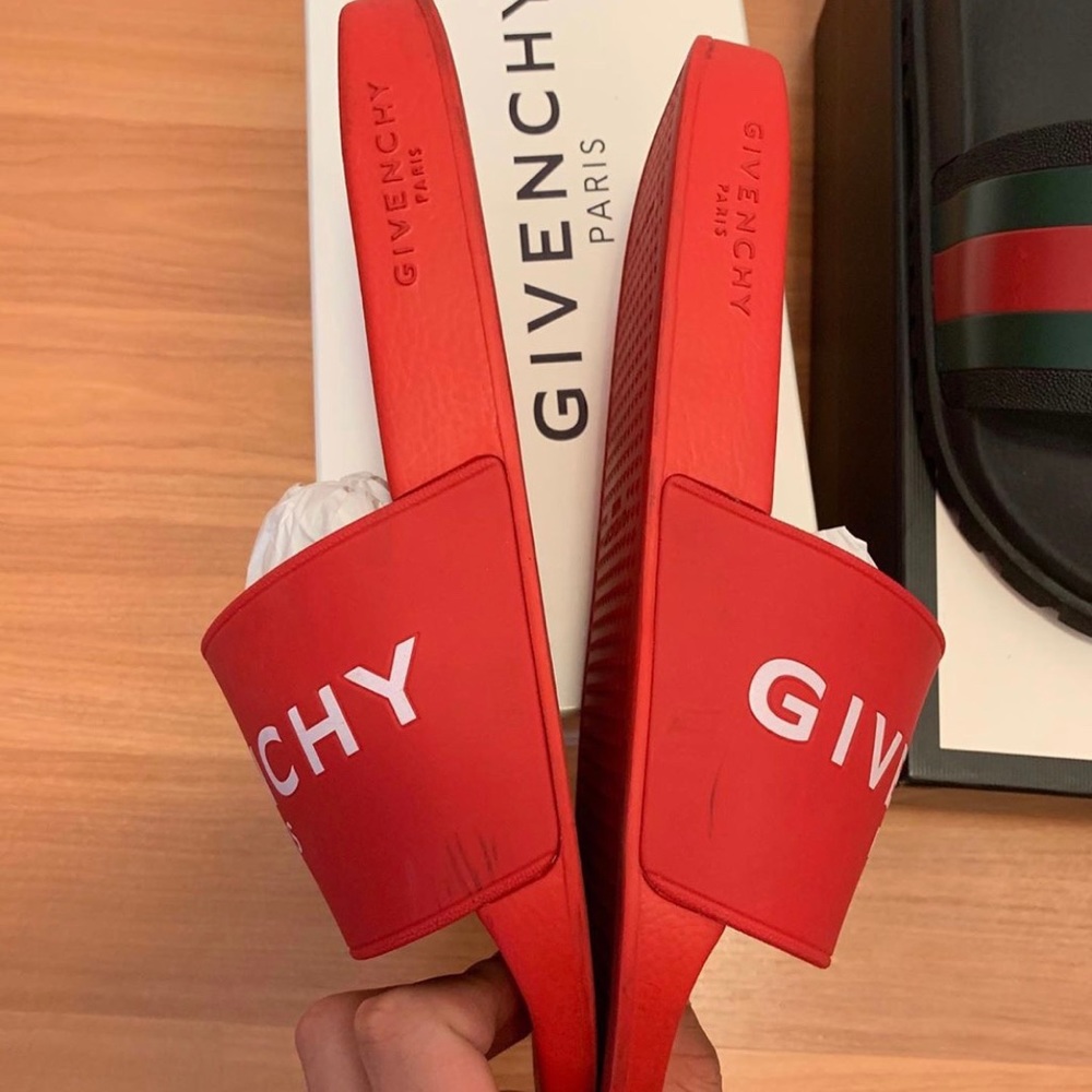 Givenchy - Picture 3 of 4